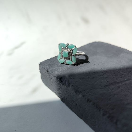 Серебряное кольцо с изумрудом 2.525ct, фианитами