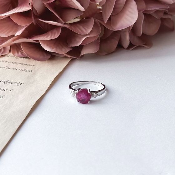 Серебряное кольцо с рубином 2.882ct, фианитами