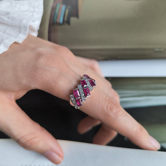 Серебряное кольцо с рубином 5.59ct, фианитами