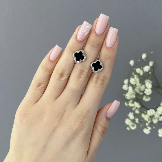 Золотые серьги с ониксом