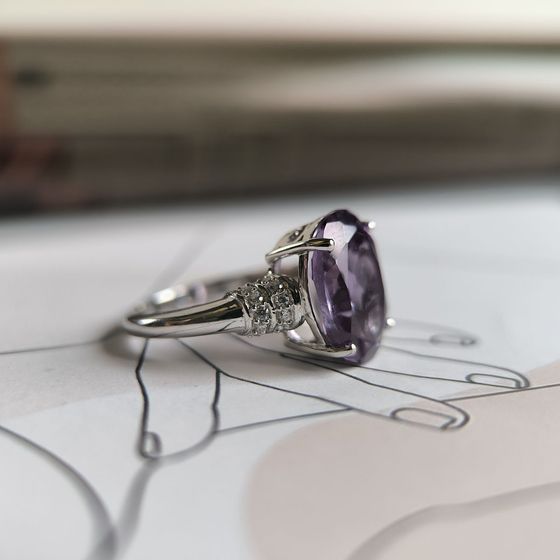 Серебряное кольцо с александритом 8.205ct, фианитами