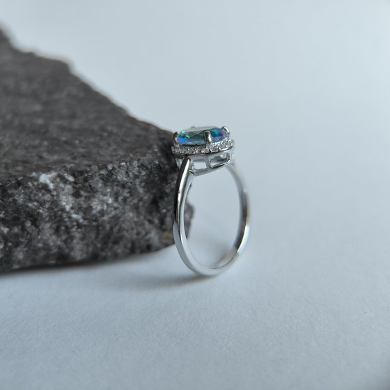 Серебряное кольцо с мистик топазом 1.106ct, фианитами