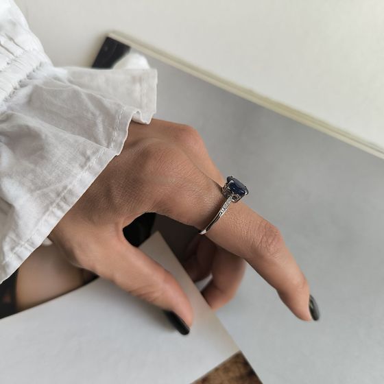 Серебряное кольцо с сапфиром, фианитами