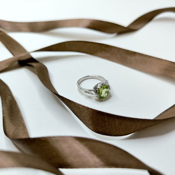 Серебряное кольцо с хризолітом, фианитами