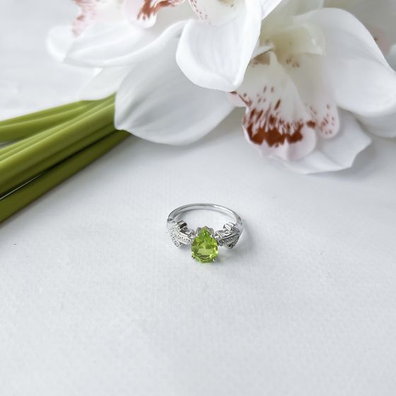 Серебряное кольцо с хризолітом 4.177ct, фианитами