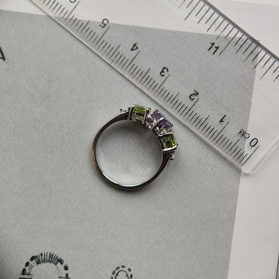 Серебряное кольцо с аметистом, хризолітом