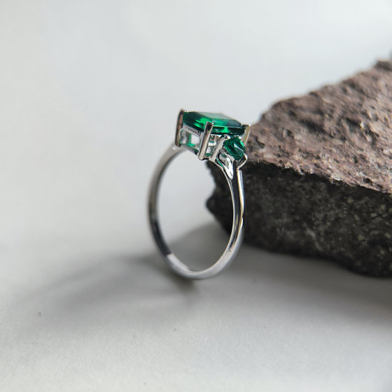 Серебряное кольцо с изумрудом nano 1.708ct