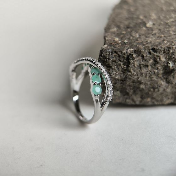 Серебряное кольцо с изумрудом, фианитами