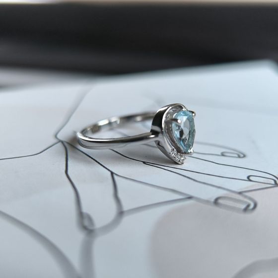 Серебряное кольцо с топазом 0.893ct, фианитами