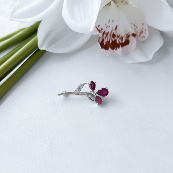 Серебряная брошка с рубином 2.315ct