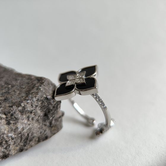 Серебряное кольцо с ониксом, фианитами