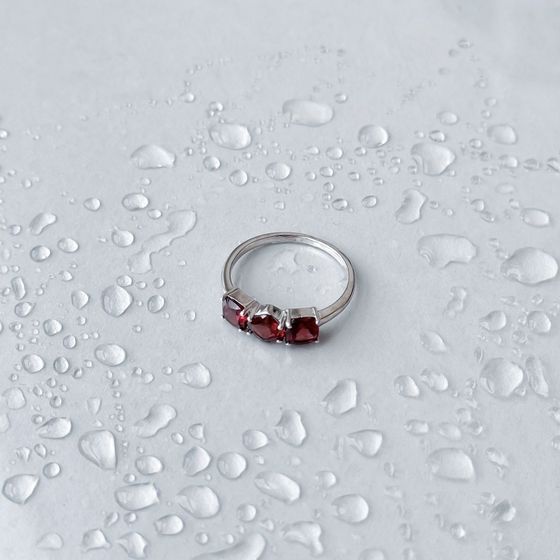 Серебряное кольцо с гранатом 2.242ct