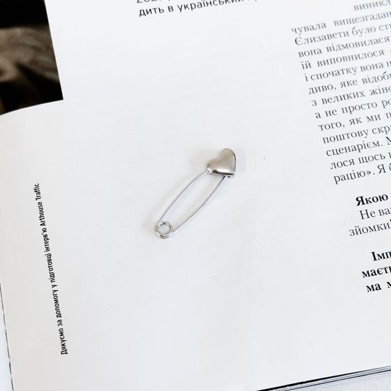 Серебряная брошка без камней