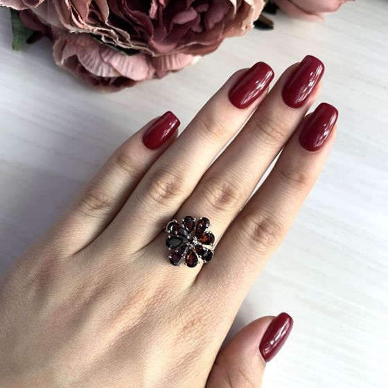 Серебряное кольцо с гранатом 5.123ct