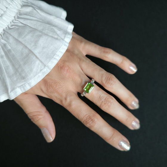Серебряное кольцо с хризолітом 1.354ct