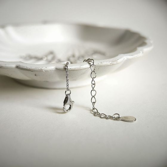 Серебряное колье с фианитами, емаллю