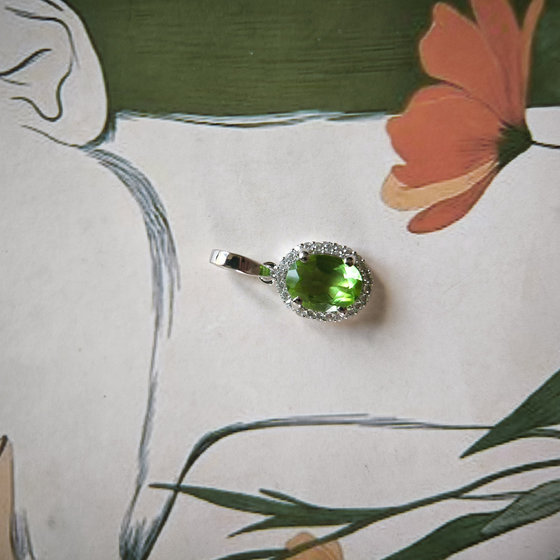 Серебряная подвеска с хризолітом 1.259ct, фианитами
