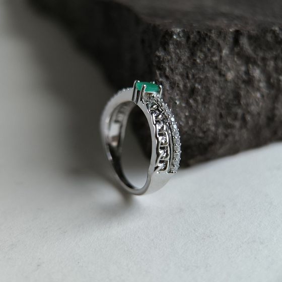 Серебряное кольцо с изумрудом, фианитами