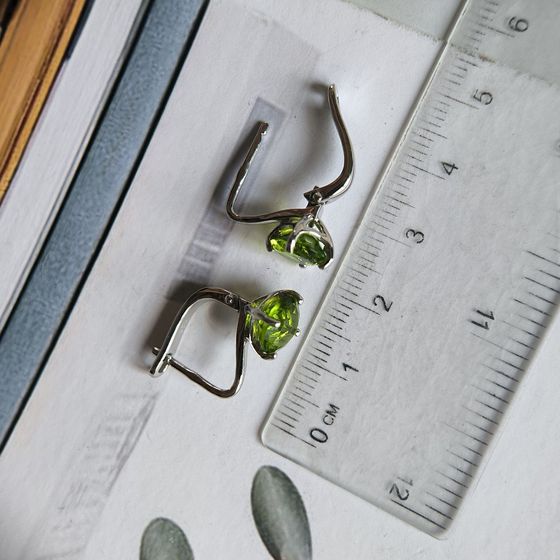 Серебряные серьги с хризолітом