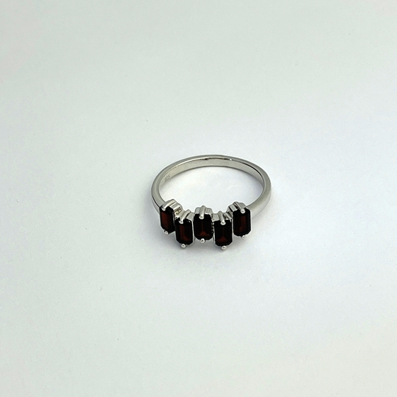 Серебряное кольцо с гранатом 1.642ct