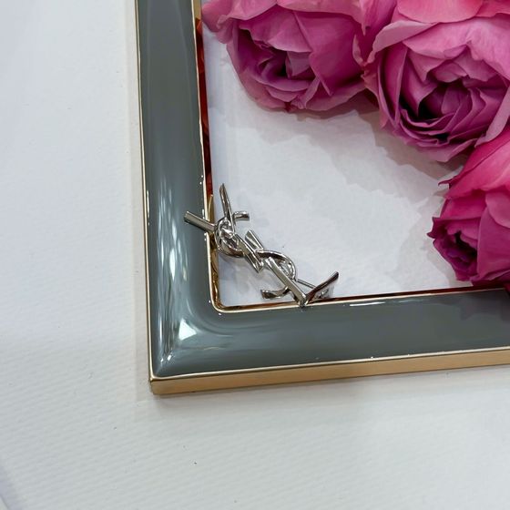 Серебряная брошка без камней