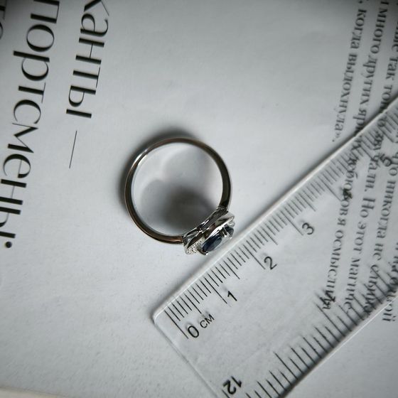 Серебряное кольцо с сапфиром 1.826ct, фианитами