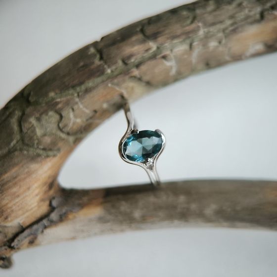 Серебряное кольцо с топазом Лондон Блю 0.825ct