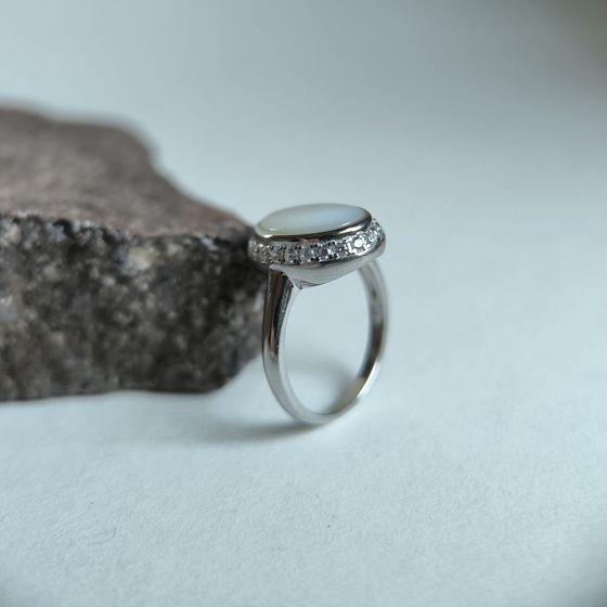 Серебряное кольцо с перламутром, фианитами