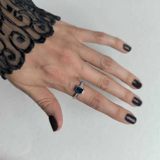 Серебряное кольцо с сапфиром nano 1.303ct, фианитами