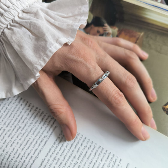 Серебряное кольцо с топазом 2.27ct, фианитами