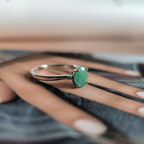 Серебряное кольцо с изумрудом, фианитами