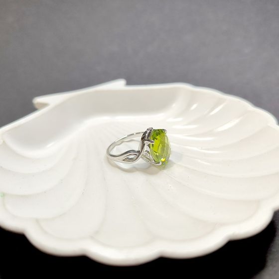 Серебряное кольцо с хризолітом 6.56ct, фианитами