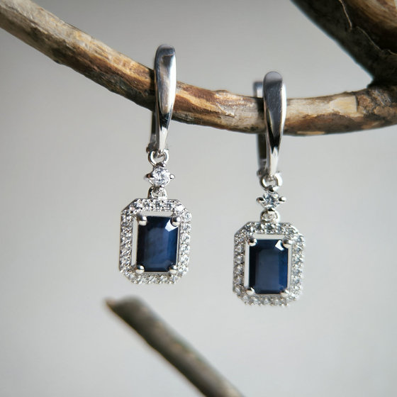 Серебряные серьги с сапфиром 3.628ct, фианитами