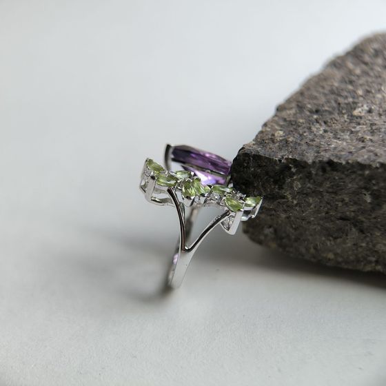Серебряное кольцо с аметистом, хризолітом