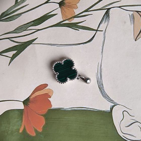 Серебряная подвеска с малахитом