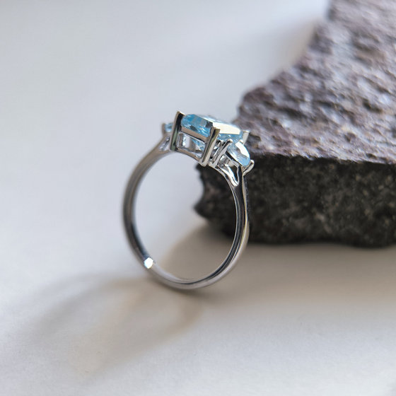 Серебряное кольцо с топазом 2.25ct