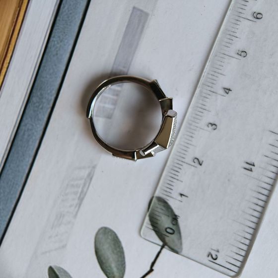 Серебряное кольцо с фианитами, емаллю