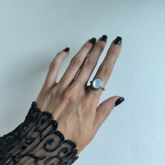 Серебряное кольцо с перламутром, фианитами