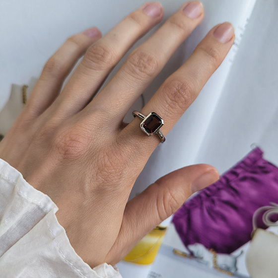 Серебряное кольцо с гранатом 2.05ct