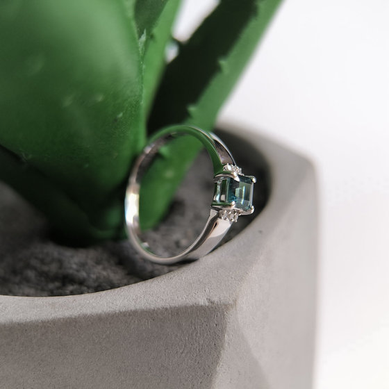 Серебряное кольцо с топазом Лондон Блю 0.369ct, фианитами