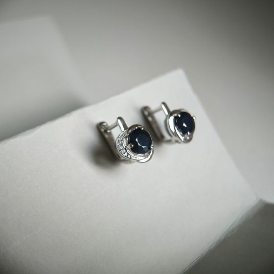 Серебряные серьги с сапфиром 3.565ct, фианитами