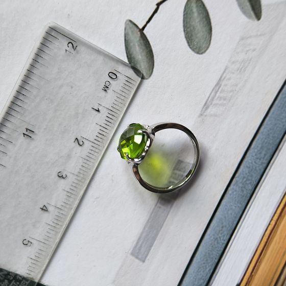 Серебряное кольцо с хризолітом