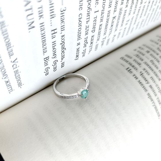 Серебряное кольцо с изумрудом 0.689ct, фианитами
