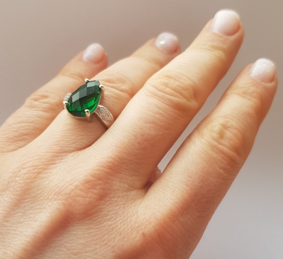 Серебряное кольцо с изумрудом nano