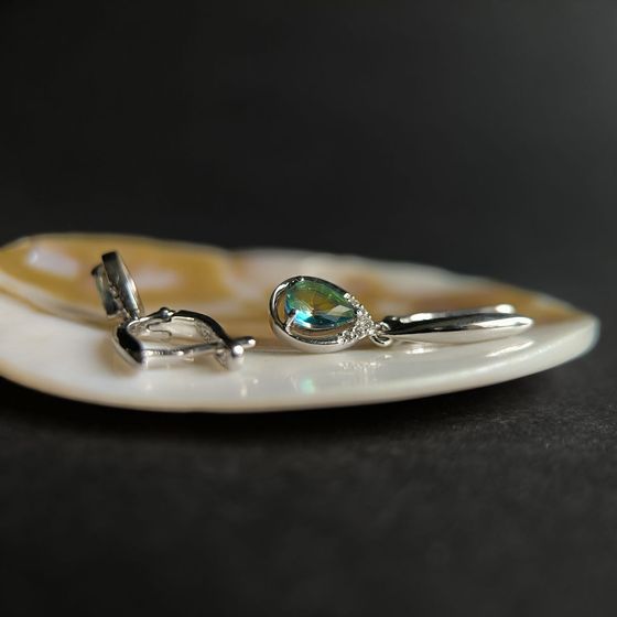 Серебряные серьги с мистик топазом 1.06ct