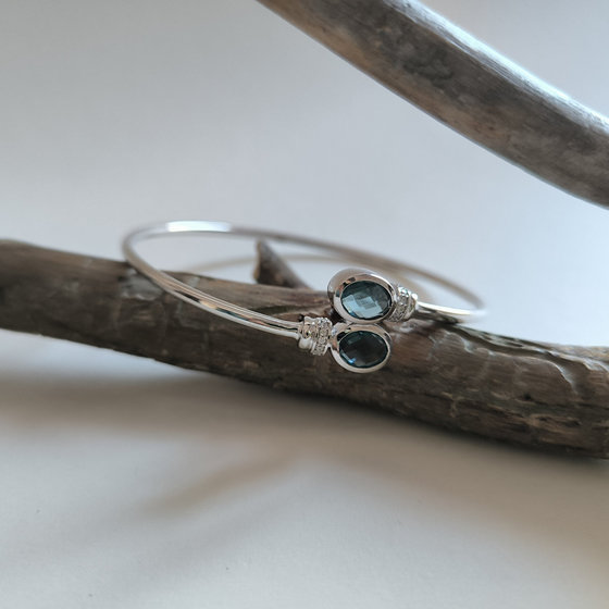 Серебряный браслет с топазом Лондон Блю 1.971ct, фианитами