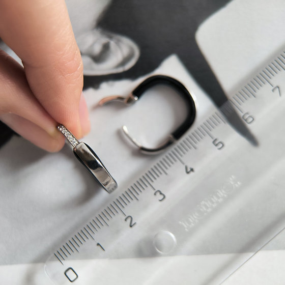 Серебряные серьги с емаллю, фианитами