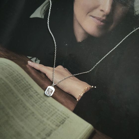 Серебряное колье с фианитами, емаллю