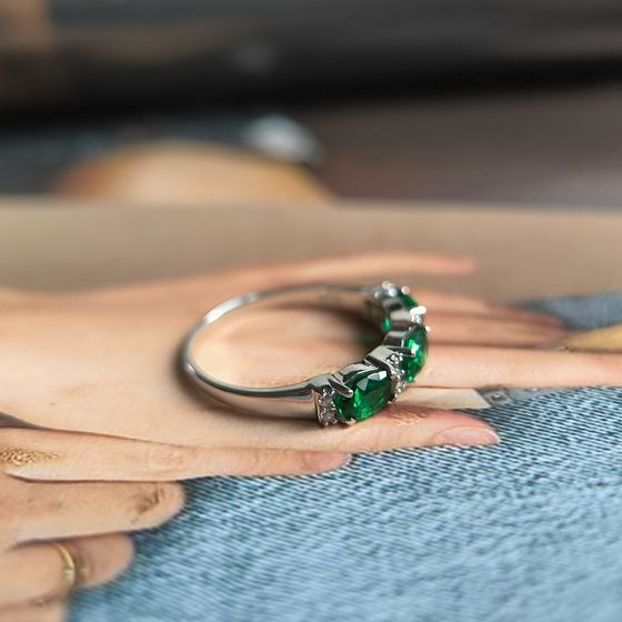 Серебряное кольцо с изумрудом nano