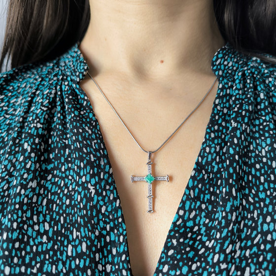 Серебряный крестик с изумрудом, фианитами